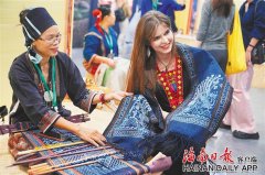 <b>文化中国行丨这个成绩了不得！黎族保守纺染织</b>